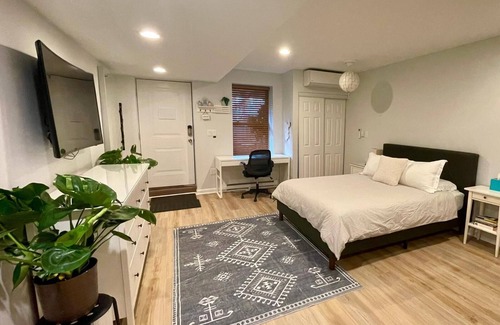 South Oakland Apartment | Charming studio with WiFi and AC in vibrant Pittsburgh