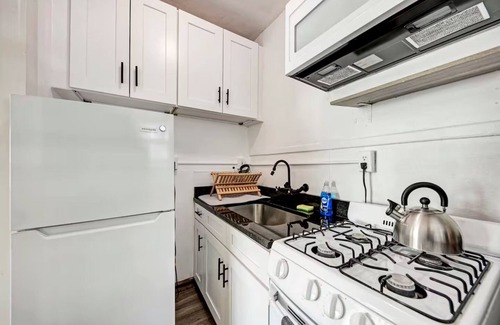 West Campus Apartment | Charming studio with WiFi and AC in Austin