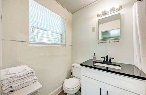West Campus Apartment | Charming studio with WiFi and AC in Austin