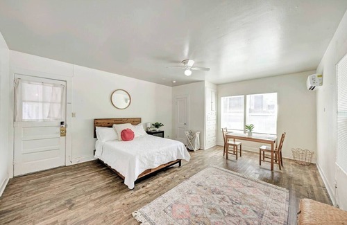 West Campus Apartment | Charming studio with WiFi and AC in Austin