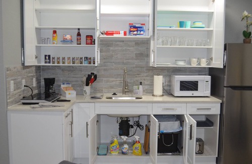 Creekside Apartment | Charming Suite 1B/1B Centrally Located Tampa