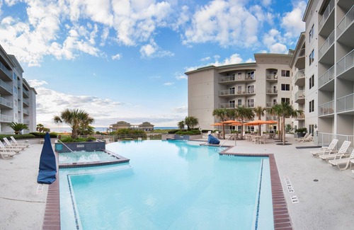 Galveston Apartment | Charming Suite | Infinity Pool + Hot Tub