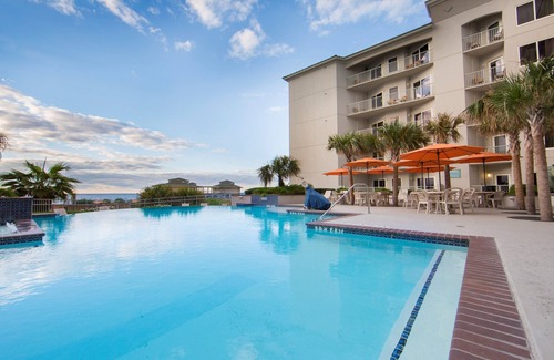 Galveston Apartment | Charming Suite | Infinity Pool + Hot Tub