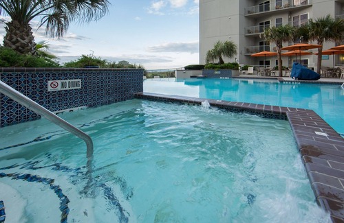 Galveston Apartment | Charming Suite | Infinity Pool + Hot Tub