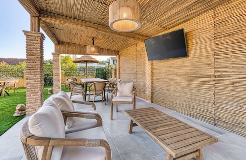 Kavos Apartment | Charming Suite with Terrace, Steps from the Sea