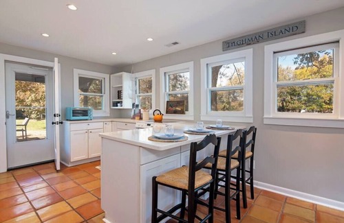 Tilghman House | Charming Summer Cottage – Relax and Unwind Here!