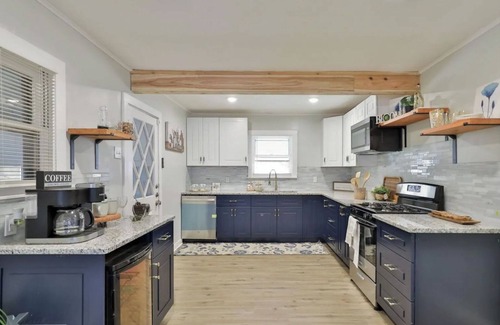 Elmwood Area House | Charming Texas Cottage with Modern Farmhouse Style