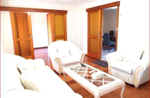 Werribee House | Charming Three-Bedroom Holiday Home Near Tourist Attractions