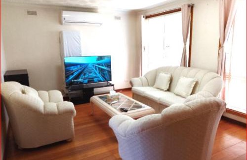 Werribee House | Charming Three-Bedroom Holiday Home Near Tourist Attractions