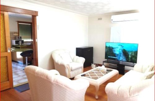 Werribee House | Charming Three-Bedroom Holiday Home Near Tourist Attractions