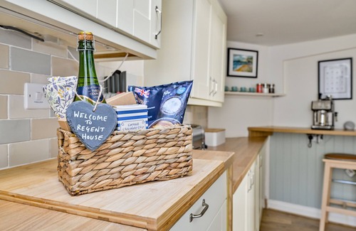 West Looe Cottage | Charming Three Story Townhouse footsteps away from the historic harbour.
