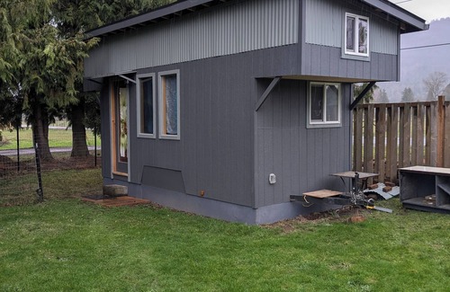 Everson House | Charming tiny house bungalow at Nugents Corner with WiFi & Baker Mt close by.