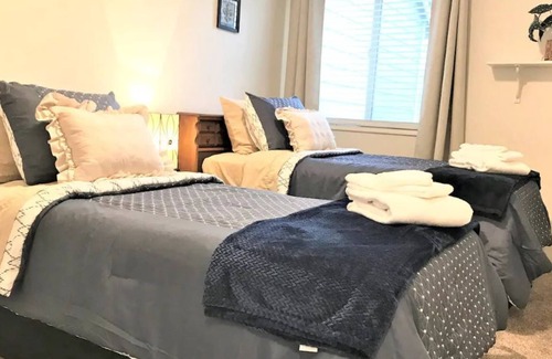 Aloha House | Charming Town-home/ Minutes from Intel, Nike, Supermarkets, Restaurants ,etc