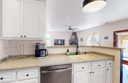 Raynolds Addition House | Charming townhome 1 mile from Old Town, Albuquerque, Zoo Bio Parks minutes away.