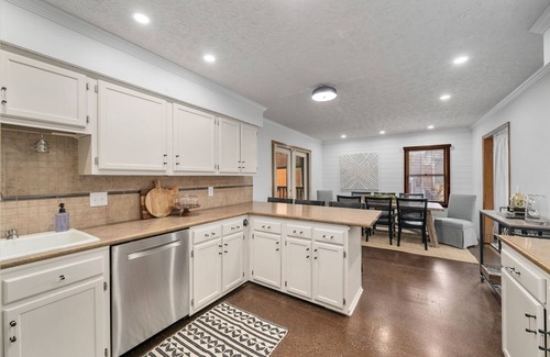 Downtown Columbus House | Charming townhouse , 1 mile from OSU & Downtown in VIBRANT Short North District.
