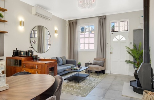 Bo'Kaap Apartment | Charming Townhouse In Vibrant Bo-kaap