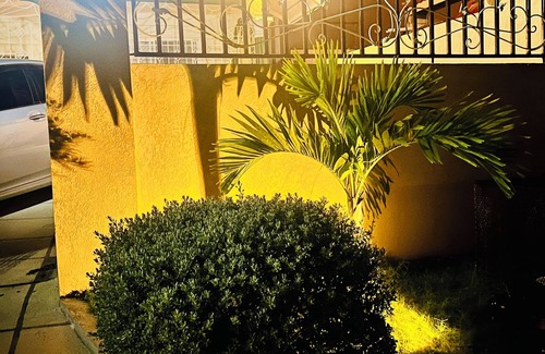 Runaway Bay House | Charming townhouse in fantastic Runaway Bay with a seaview balcony.