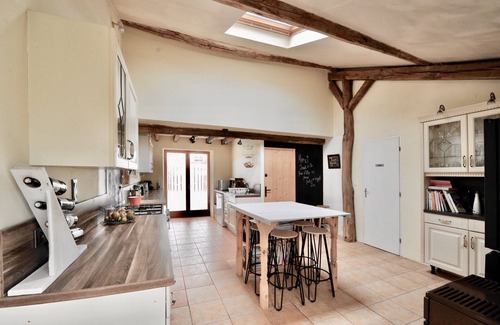 La Chapelle-Baton Cottage | Charming Traditional Country Cottage, large private garden, modern amenities.