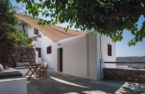 Skiros House | Charming traditional house in a greek island with its garden