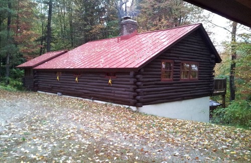Wardsboro Cabin | Charming Traditional Log Cabin In Between Mt. Snow And Stratton with Sauna/WIFI