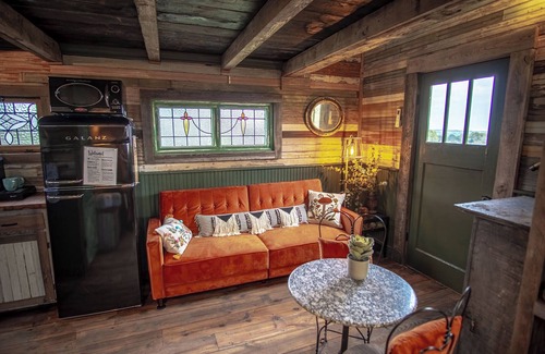 Lampasas Cabin | Charming Treehouse Stay Near Lake & Stargazing