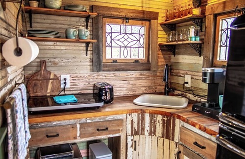 Lampasas Cabin | Charming Treehouse Stay Near Lake & Stargazing