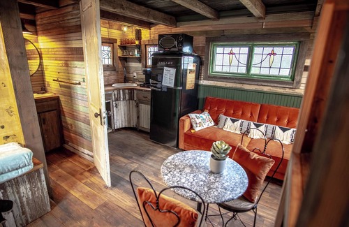 Lampasas Cabin | Charming Treehouse Stay Near Lake & Stargazing