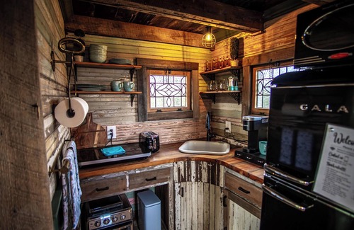 Lampasas Cabin | Charming Treehouse Stay Near Lake & Stargazing