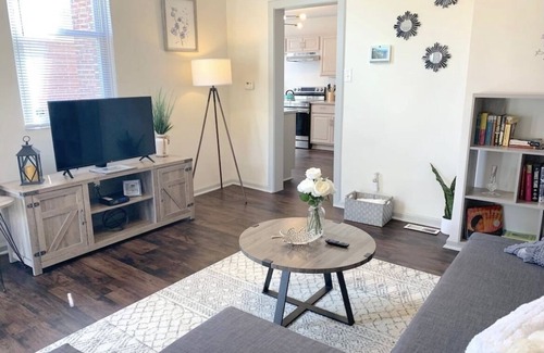 St. Louis House | Charming Tudor Home Close to Heart of STL - Long -Term Welcome