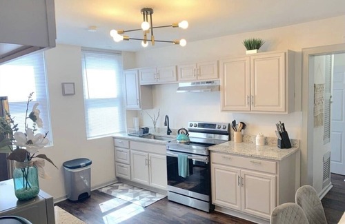 St. Louis House | Charming Tudor Home Close to Heart of STL - Long -Term Welcome