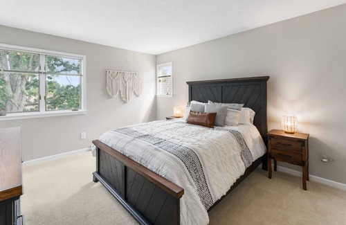 Granger House | Charming Tudor Near Notre Dame - Granger Retreat