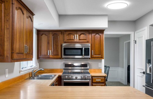 Granger House | Charming Tudor Near Notre Dame - Granger Retreat