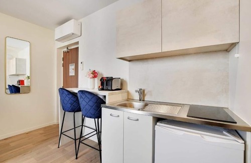 Quartier de Becon Apartment | Charming two - bedroom apartment Near Paris with WiFi, AC