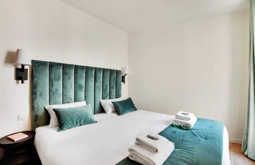 Quartier de Becon Apartment | Charming two - bedroom apartment Near Paris with WiFi, AC
