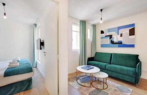 Quartier de Becon Apartment | Charming two - bedroom apartment Near Paris with WiFi, AC
