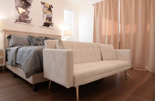 Mira Loma House | Charming two bedroom house with king size beds, laundry room, independent access