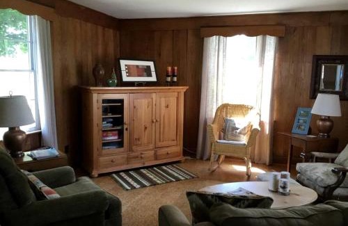 Tazewell House | Charming Two-Bedroom Cottage Rental in a Quiet Countryside Setting near the Appalachian Trail, Burke´s Garden, Virginia