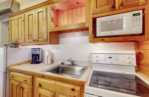 Northport Cabin | Charming two-bedroom dog-friendly cabin w/firepit, near outside activities