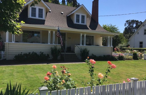 Eugene House | Charming Two-story 1940s 4-Bdroom home, 10-15 min. from University of Oregon