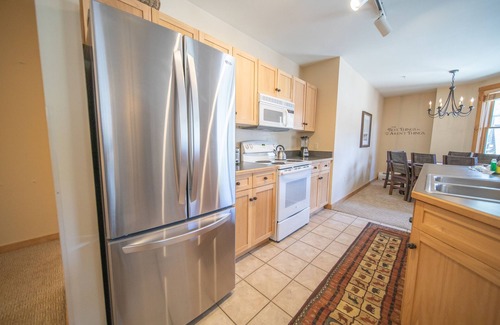 River Run Condo | Charming Unit Fireplace, Walk to Slopes, Hot Tub