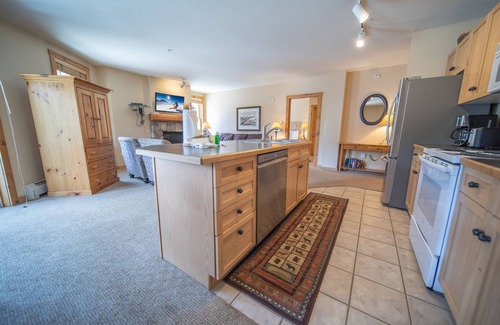 River Run Condo | Charming Unit Fireplace, Walk to Slopes, Hot Tub