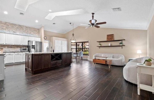 Wellington House | Charming, updated and relaxing 4-bedroom house with a pool in lovely Wellington