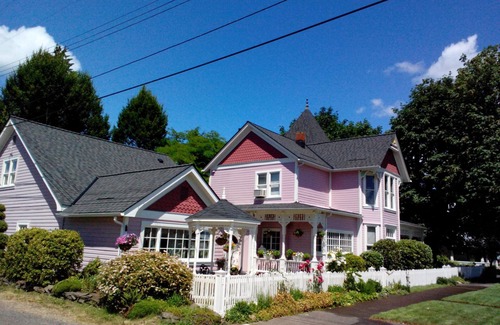 Junction City Cottage | Charming victorian carriage house