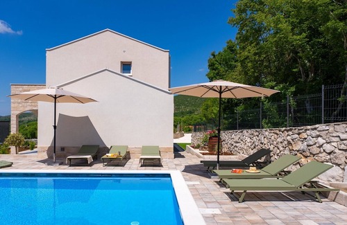 Primorski Dolac Villa | Charming Villa Domus Alba for 6+2 Guests with heated Pool, Sports Area & Outdoor Dining – A Private Escape Surrounded by Nature, just 24 km from Trogir and sea