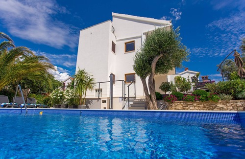 Okrug Donji Villa | Charming villa LeANN with stunning garden