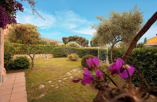 San Teodoro City Centre Villa | Charming Villa "Mery" with Patio & Garden