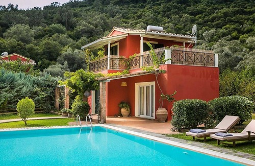 Mikros Gialos Villa | Charming villa w/pretty garden, 5min walk to beach