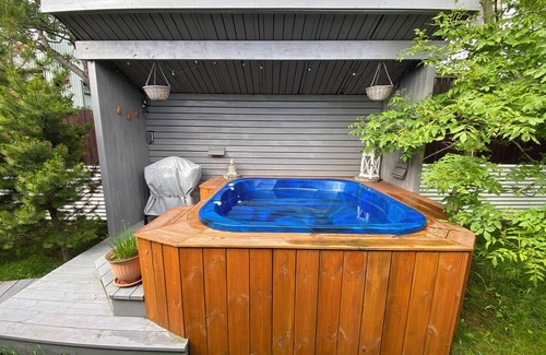 Reykjavik Villa | Charming villa with great ocean view and a hot tub. 10 min to Reykjavik center