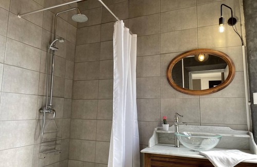 Besson Cottage | Charming Village Gîte: Modern Comfort, Authentic Decor, Fireplace, Gym & Fully Equipped Kitchen