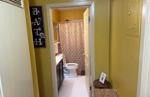 Brownsville House | Charming Vintage and Cozy Getaway – 3BR/2BA